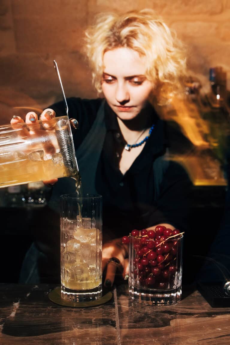 barmaid bar à cocktail